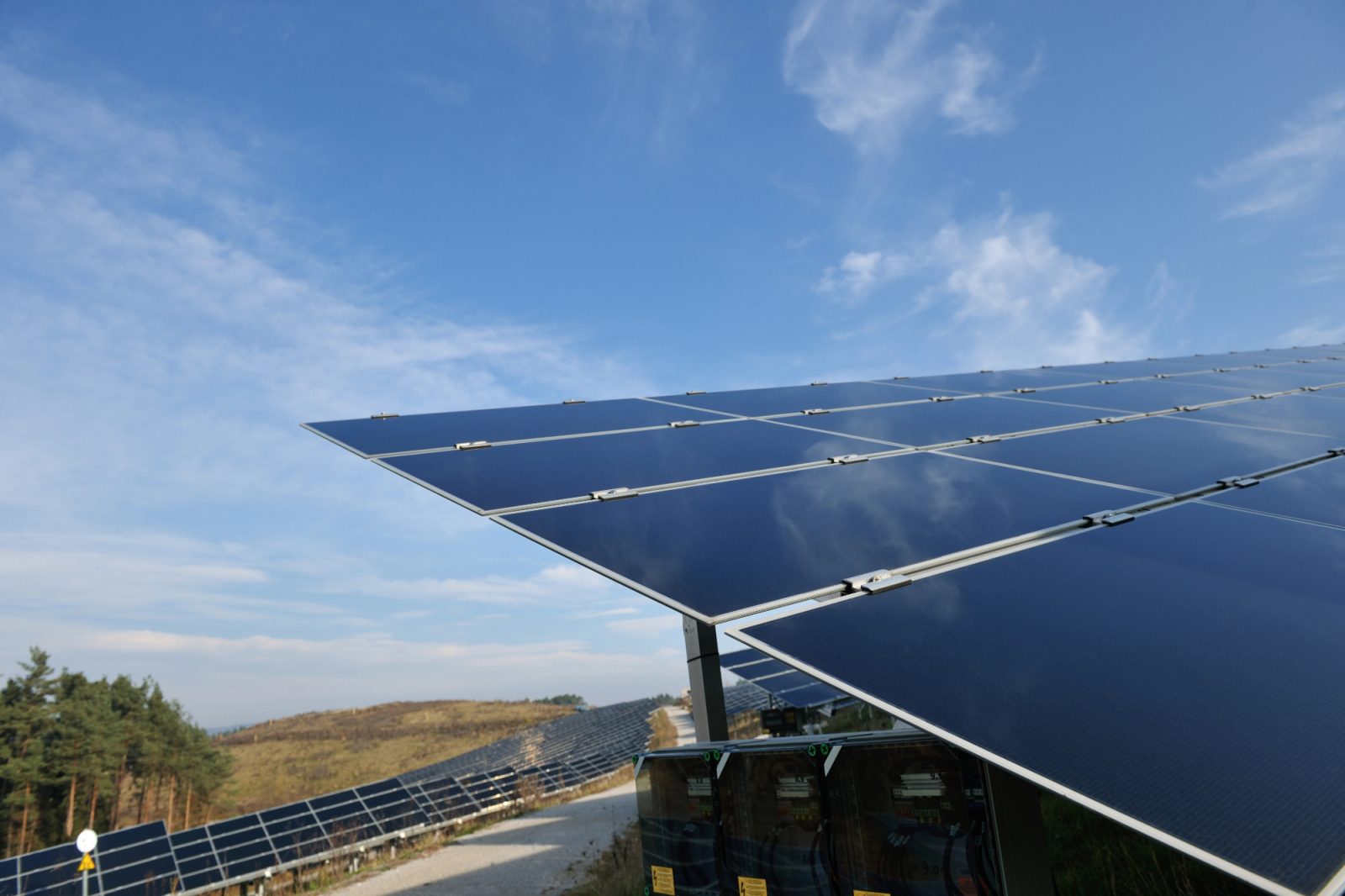 Uz autoceste ugrađene solarne elektrane pretvaraju bukobrane u izvor prihoda